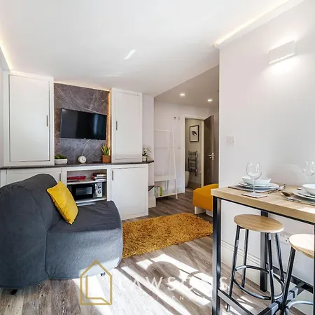 Central Living By Lawsons Windsor Exterior photo