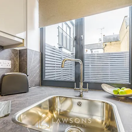 Central Living By Lawsons Windsor Exterior photo